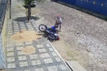Individuo agride vítima durante assalto no litoral do Piauí