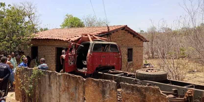 Motorista perde controle de caminhão e atinge residência em Castelo do Piauí