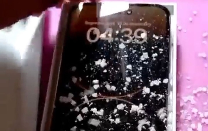 Mulher compra iPhone e joga sal grosso ao receber o aparelho