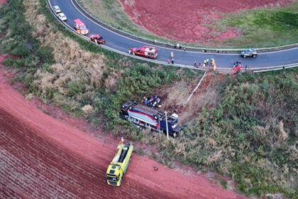 Ônibus que saiu do Piauí caí em ribanceira e deixa duas vítimas fatais em Uberlândia