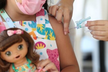 Vacinação contra Covid-19 passa a ser obrigatória para crianças em 2024